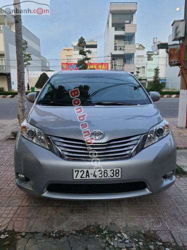 Toyota Sienna 2010 hơn 12 tỷ ở Sài Gòn đắt hơn Kia Sedona