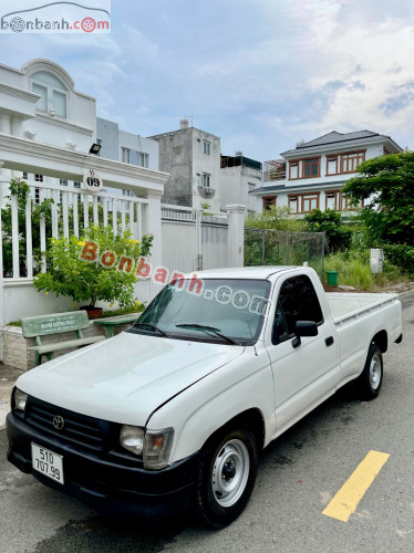 CHIẾC XE PICKUP CABIN ĐƠN DI CHUYỂN TRÊN ĐOẠN ĐƯỜNG NÔNG THÔN